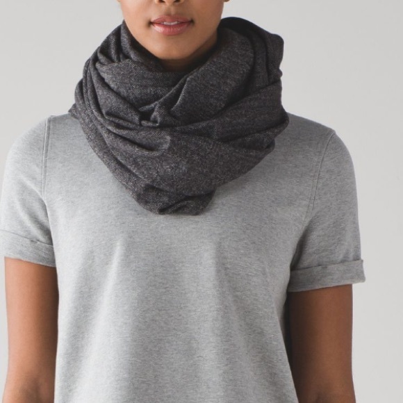 🍁50% Off Sale 🍁 Lululemon Vinyasa Scarf Grey - Picture 3 of 8